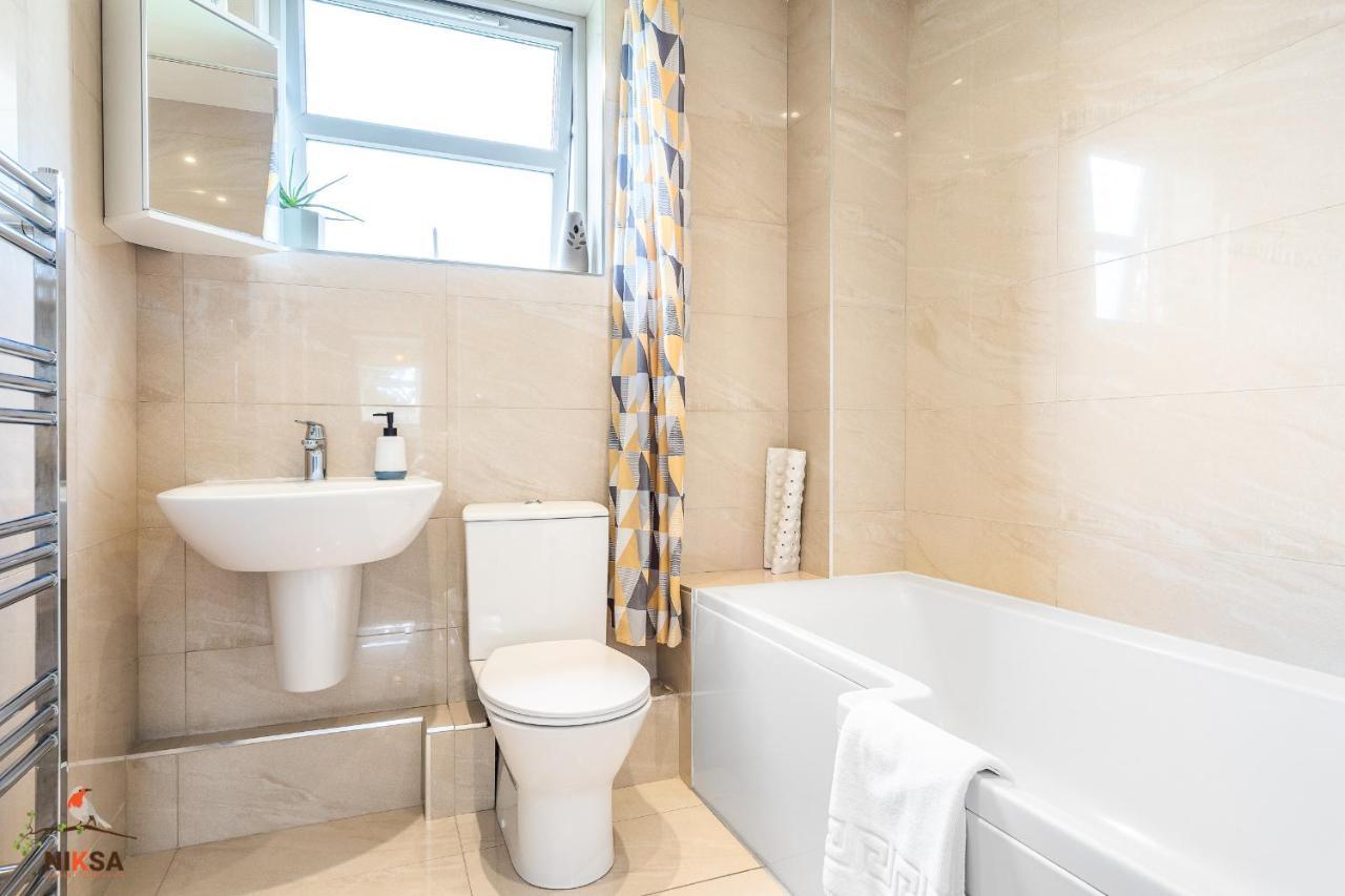 Niksa Serviced Accommodation - 3 Bedroom House Welwyn Garden City Exterior photo
