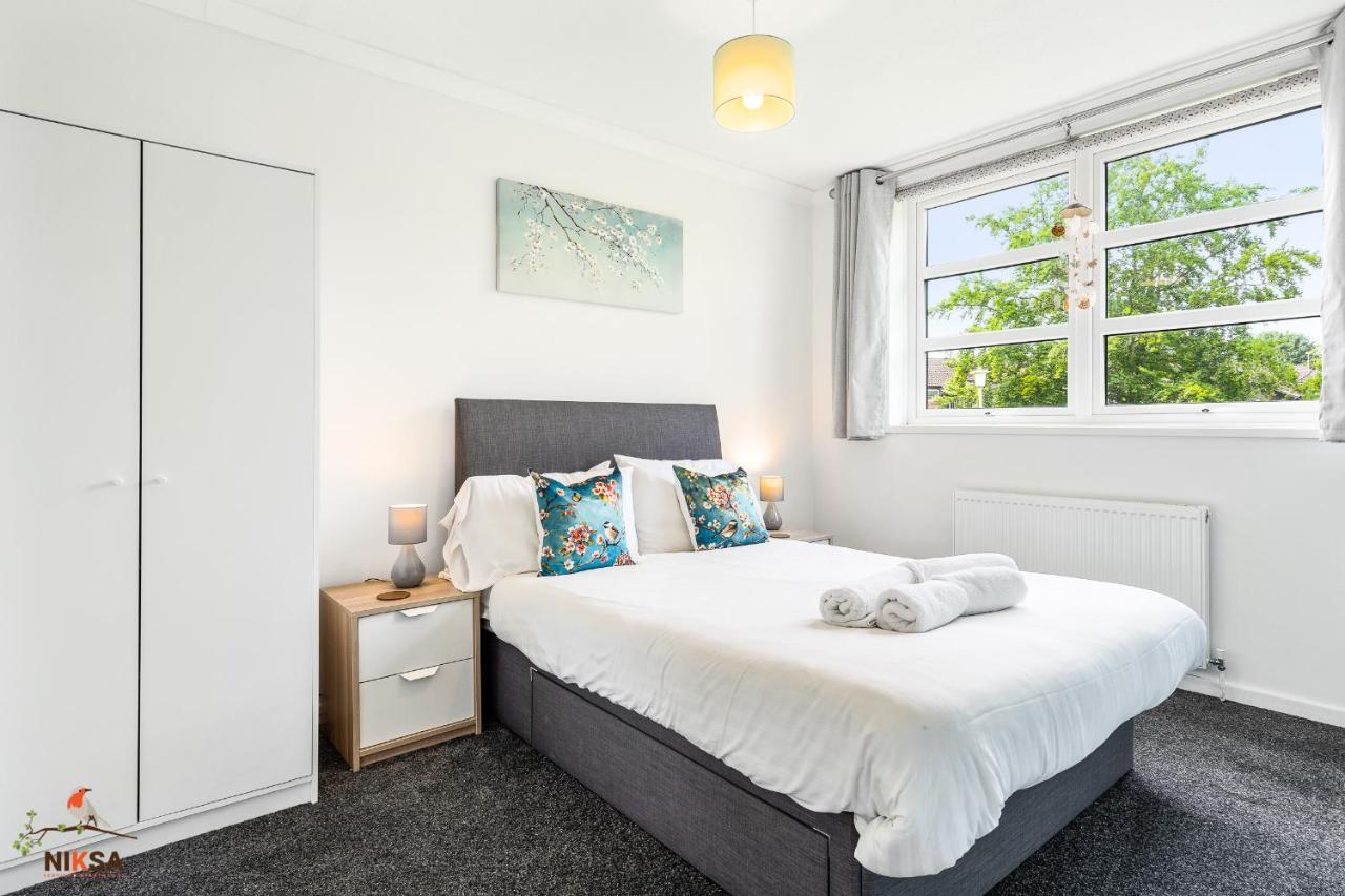 Niksa Serviced Accommodation - 3 Bedroom House Welwyn Garden City Exterior photo
