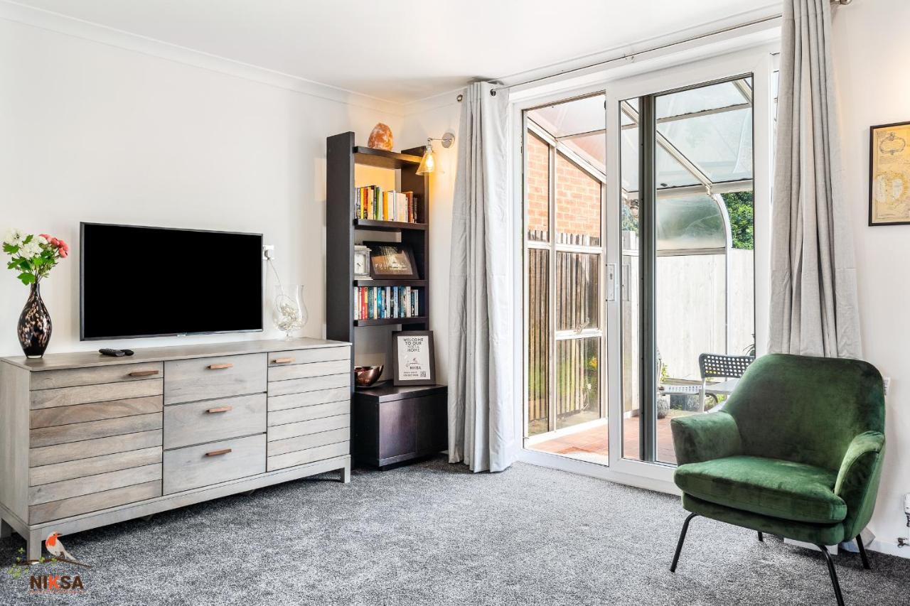 Niksa Serviced Accommodation - 3 Bedroom House Welwyn Garden City Exterior photo