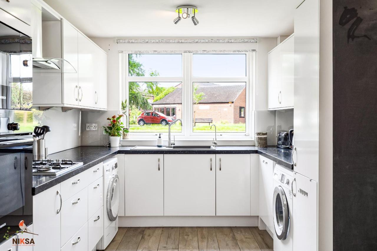 Niksa Serviced Accommodation - 3 Bedroom House Welwyn Garden City Exterior photo
